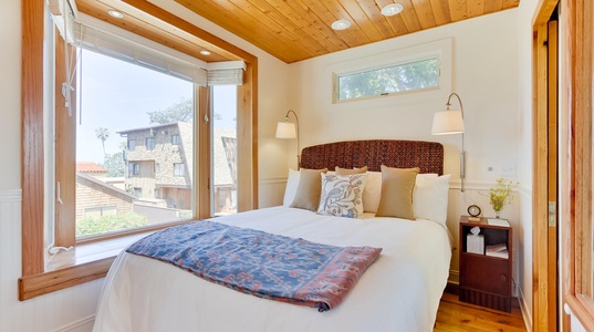 Queen bed with ocean views and a flat screen