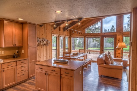 GM275_20180504_003_living-area