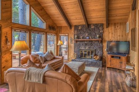 GM275_20180504_005_living-room