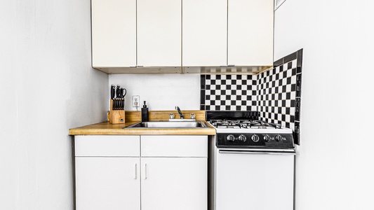 677b4fa2d65e381428cead16_66c7470a38536ad03127cd03_1020_2520Kitchen