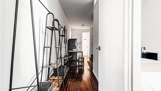 677b4fa2d65e381428ceaf33_6769c97bd02a075633b3f2bf_1020_2520Corridor