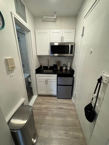 Your compact yet fully equipped kitchenette has everything you need, with modern appliances and sleek countertops perfect for preparing meals.