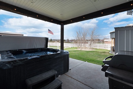 Cedar Farmhouse-Private Hot tub (East)