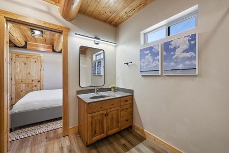 Papa Bear Lodge-Bedroom Ensuite (Full bathroom)