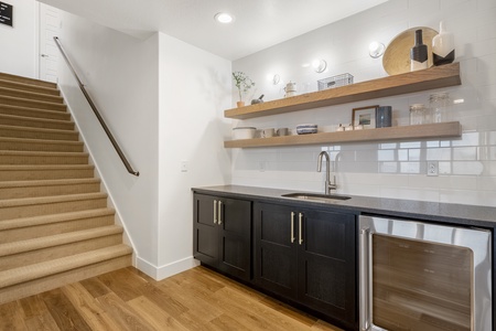 Black Timber Lodge-Basement Wet Bar w/ Mini Fridge