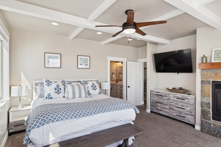 Golden Gable Lodge-Bedroom