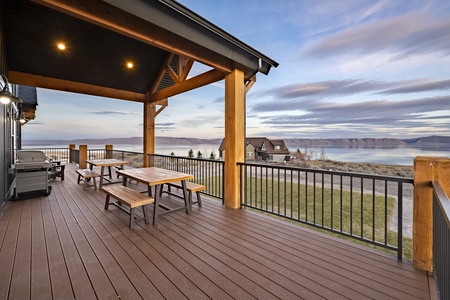 Black Timber Lodge-Deck with Views of Lake