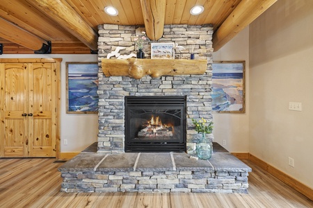Papa Bear Lodge-Main Floor Family Room Fireplace