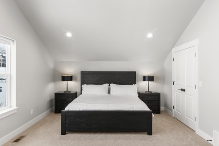 Harbor Haven-Master Bedroom with 3/4 Ensuite (Upstairs NW)