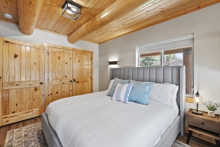 Papa Bear Lodge-Bedroom w/Jack and Jill Bathroom