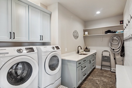 Golden Gable Lodge-Laundry/Mud Room