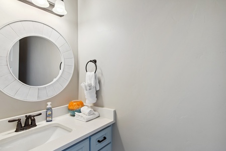 Golden Gable Lodge-Bathroom