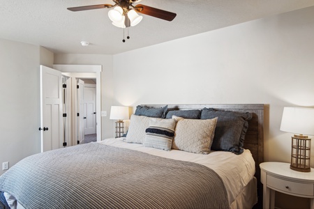 Golden Gable Lodge-Bedroom