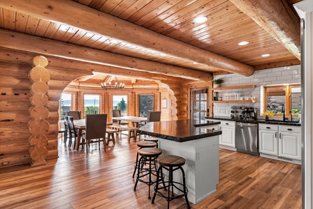 Green Canyon Chalet-Kitchen and Dining Area (SE)