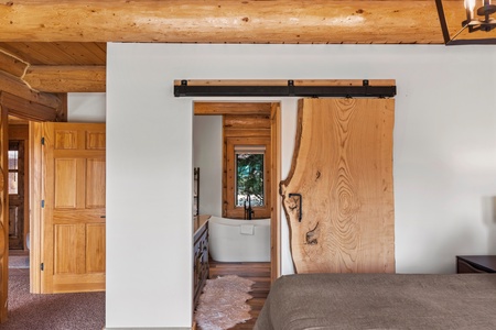 Green Canyon Chalet-Sliding door to full ensuite (NW)