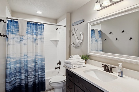 Golden Gable Lodge-Full Bathroom