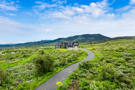 Polaris Peak-Driveway to home