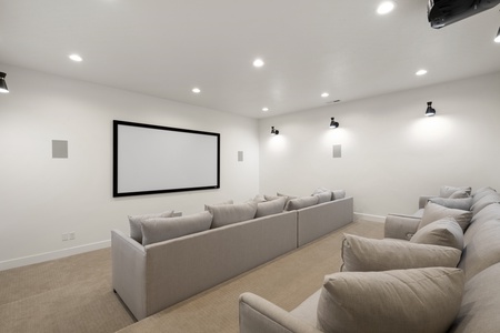 Black Timber Lodge-Theater Room