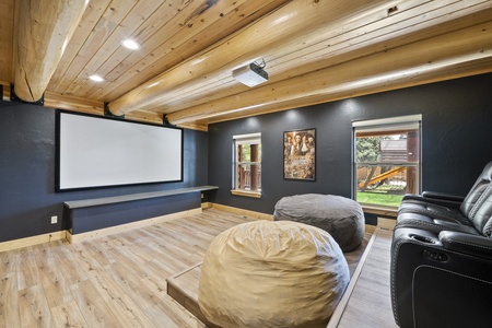 Papa Bear Lodge-Theater Room