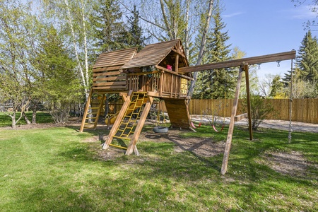 Mini-Papa Bear Lodge-FUN for the kids! (Front Yard South)