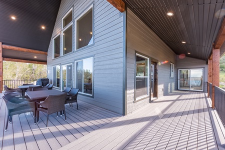 Shundahai Lodge-Deck with Dining (Main Floor East)