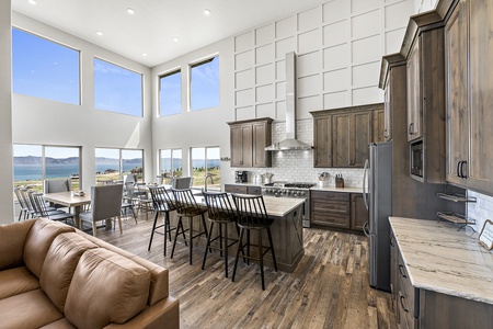 Sapphire Lodge-Fully stocked kitchen (Main Floor SE)