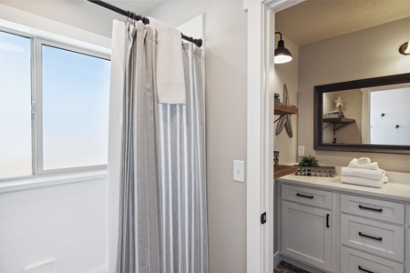 Golden Gable Lodge-Bathroom