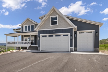 Persimmon Hill-Paved driveway for vehicles and trailers