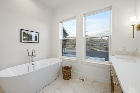 Black Timber Lodge- Master Ensuite Tub