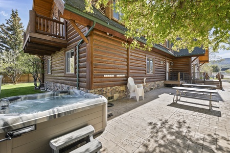 Papa Bear Lodge-Hot Tub (Backyard)