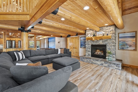 Mini-Papa Bear Lodge-Family Room (Main Floor South Center)