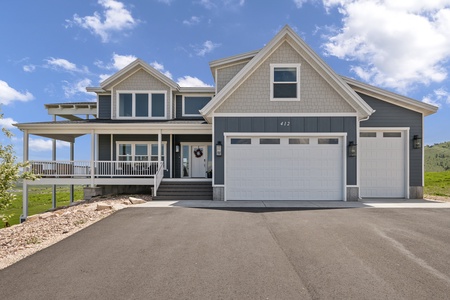 Persimmon Hill-Paved driveway for vehicles and trailers