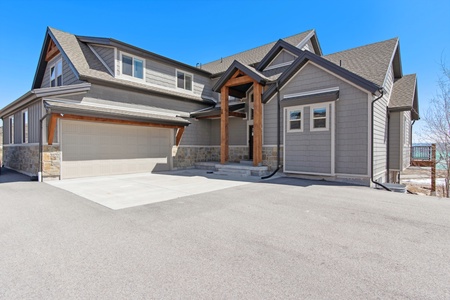 Golden Gable Lodge-Parking and Garage Area