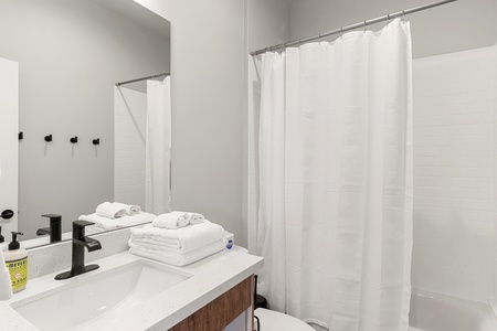 Harbor Haven-Full Bath (Bathroom 4--Downstairs North Center)