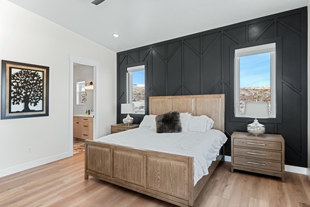 Bluffs at Blue Sage-Master Bedroom with Full Ensuite (Main Floor NE)