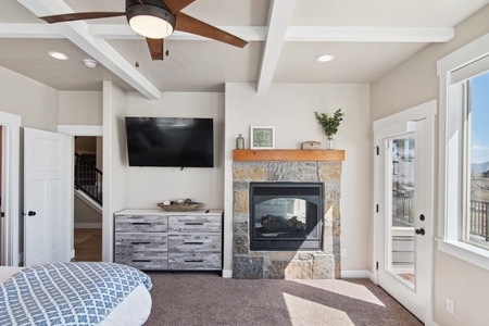 Golden Gable Lodge-Family Room (Downstairs)