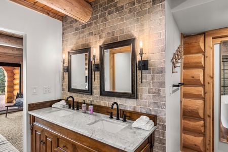 Green Canyon Chalet-Master Full Ensuite Double Sink (NW)