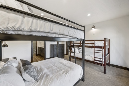 Mtn Shadow Lodge South-Bedroom #6 w/ 3/4 Ensuite sleeps 6 (Downstairs SE)