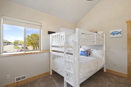 Papa Bear Lodge-Family Suite Bunk Room