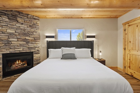 Papa Bear Lodge-Bedroom w/Jack and Jill Bathroom