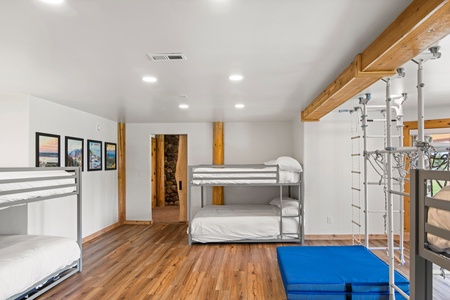 Green Canyon Chalet-Bunk Room (Sleeps 24)