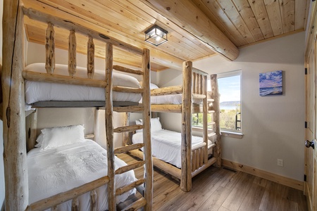 Mini-Papa Bear Lodge-Bedroom #6 (Main Floor NE)