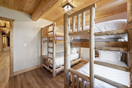 Papa Bear Lodge-Bunk Room 3