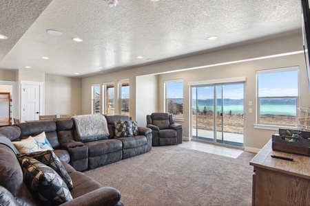 Golden Gable Lodge-Family Room (Downstairs)