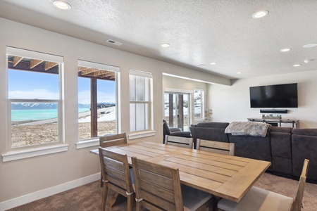 Golden Gable Lodge-Dining area