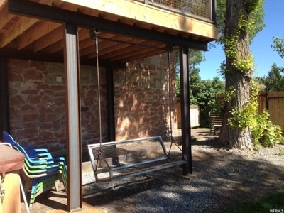 Laketown Lodge-Front porch swing x 2 (Eastside)