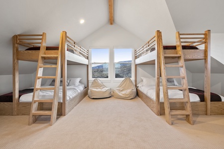 Black Timber Lodge- Upstairs Bunk Room