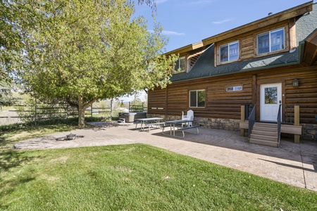 Mini-Papa Bear Lodge-Backyard Area (North)