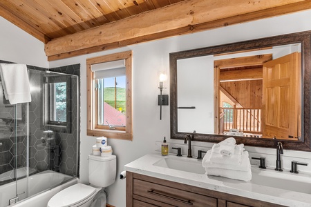 Green Canyon Chalet-Upstairs Bathroom NW