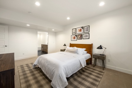 Black Timber Lodge-Basement Bedroom w/ Ensuite (Full)
